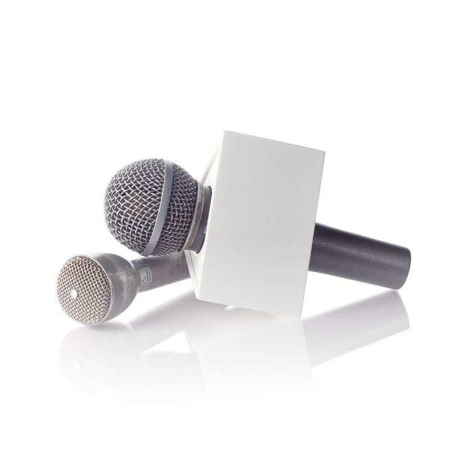 2 PCS Triangular Microphone Flag Holders – White Universal Mic Logo Boxes for Interviews, Podcasts & Broadcasts