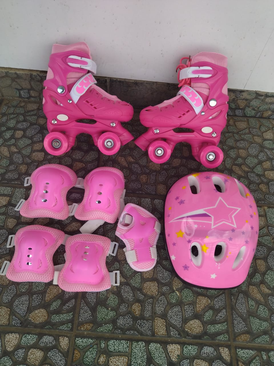 Quad Skate Shoes Full Set – Adjustable Roller Skates with Helmet & Pads (Small 31–34 / Medium 35–38)
