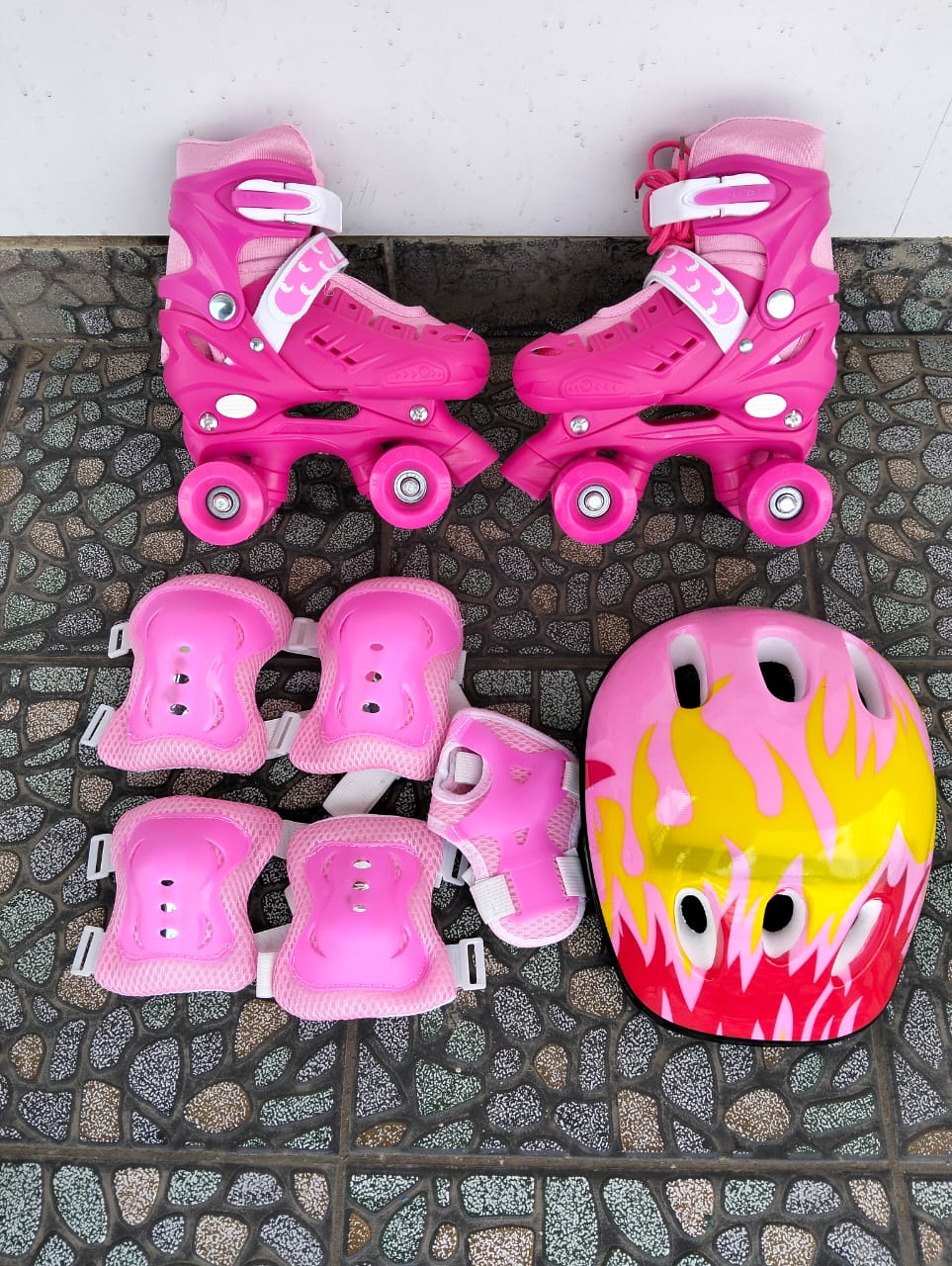 Quad Skate Shoes Full Set – Adjustable Roller Skates with Helmet & Pads (Small 31–34 / Medium 35–38)